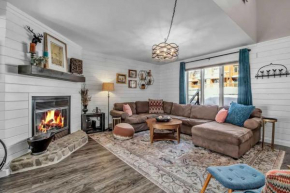 Modern Townhome with Decks Fireplace & Mountain Views Ellicottville
